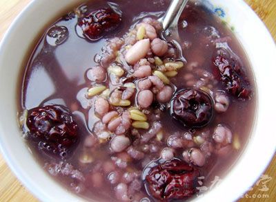 薏米半碗,红枣10颗,冰糖少许。 薏米半碗,红枣10颗,冰糖少许。