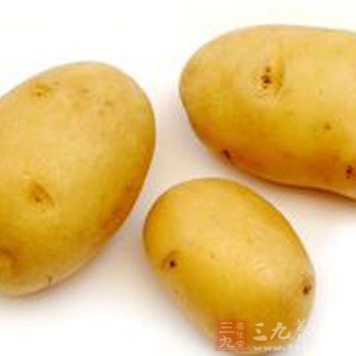 将土豆去皮切块，放入微波炉中用中火加热2分钟。