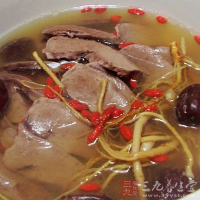 猪心对边切开,洗净积血,大枣去核 猪心对边切开,洗净积血,大枣去核