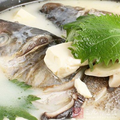 将鲢鱼先用油煎烧,加入香菇、虾仁、鸡丁略煎 将鲢鱼先用油煎烧,加入香菇、虾仁、鸡丁略煎