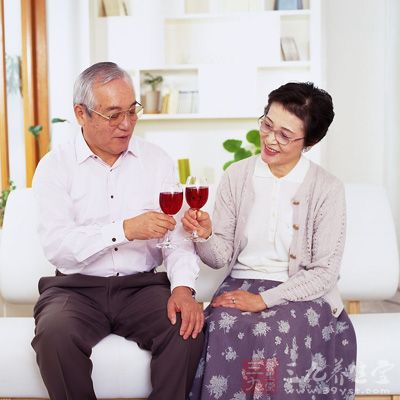 所谓“投射倾向”,就是指由于自己具有某种特性,因而判断他人也一会有与自己相同的特性 所谓“投射倾向”,就是指由于自己具有某种特性,因而判断他人也一会有与自己相同的特性