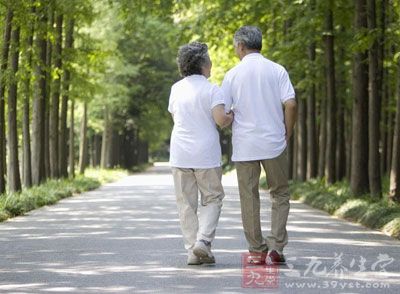 走路时要有正确的姿势,头要正,目要平,躯干自然伸直 走路时要有正确的姿势,头要正,目要平,躯干自然伸直