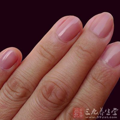 指甲周围还可能出现红肿、痛痒、发炎等各种症状 指甲周围还可能出现红肿、痛痒、发炎等各种症状