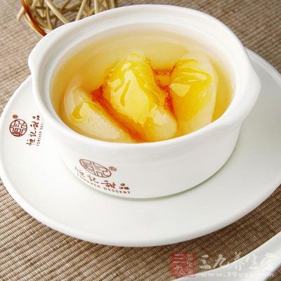 然后将雪梨的梨胡全部挖出来,挖干净 然后将雪梨的梨胡全部挖出来,挖干净