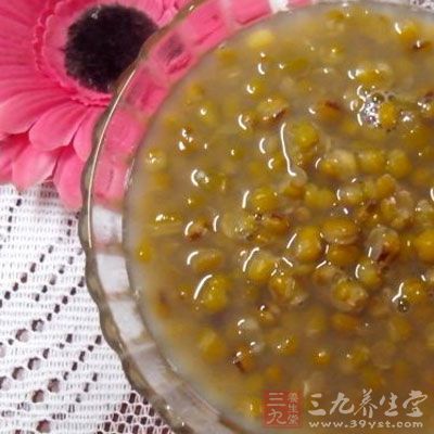 绿豆当中含有很丰富的蛋白质、碳水化合物、脂肪、胡萝卜素以及丰富的维生素