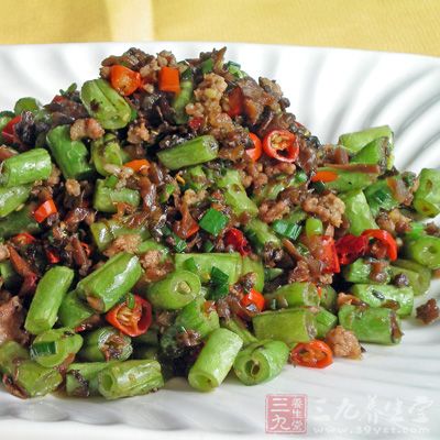 豆芽炒肉丁含有豐富的優(yōu)質(zhì)蛋白質(zhì)和必須的脂肪酸，能改善缺鐵性貧血癥