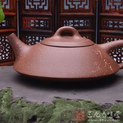 调砂：是指在紫砂泥里掺入适量的颗粒状的缸砂，可产生“梨皮”、“鲨鱼皮”、“满天星”等装饰特色