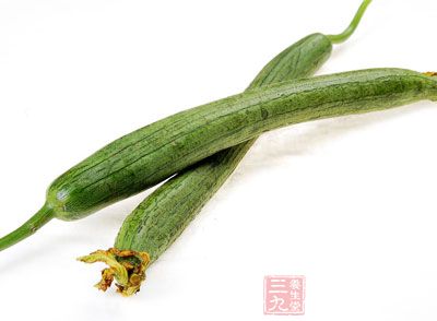 丝瓜翠绿鲜嫩，清香脆甜，是夏日里清热泻火、凉血解毒的一道佳菜