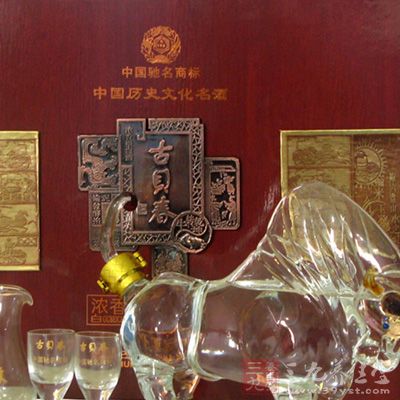古贝春<em>白酒</em>现<em>头发</em> 维权遇踢皮球