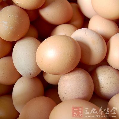 老年高血壓、高血脂、冠心病人，宜少量食用雞蛋