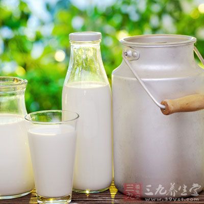 富含钙的食物包括牛奶和其他乳制品