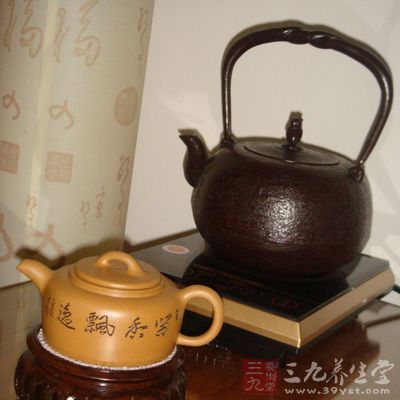 在品饮花茶时，我们也需要注意选壶的重要性，以泡出醇香的花茶味道