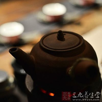 泥好的壺養(yǎng)起來(lái)見(jiàn)效快，泥差的見(jiàn)效慢，選一把好泥料的壺養(yǎng)起來(lái)事倍功半