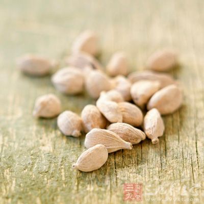 白豆蔻15克，面粉1000克，酵母50克。將白豆蔻研為細(xì)末，待面粉發(fā)酵后，一起加入制成饅頭