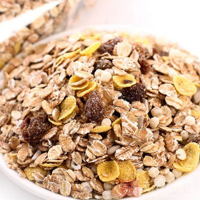 No.8荞麦面包+水煮蛋+奶酪+木瓜+桃+柑橘+巴旦木+葡萄干+红枣+豆浆