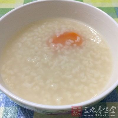 此期饮食内不含脂肪和蛋白质，主要食物有米汤