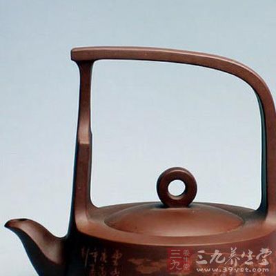 到了明代，人们用茶则完全与以前不同，茶用叼住的茶具壶泡而饮