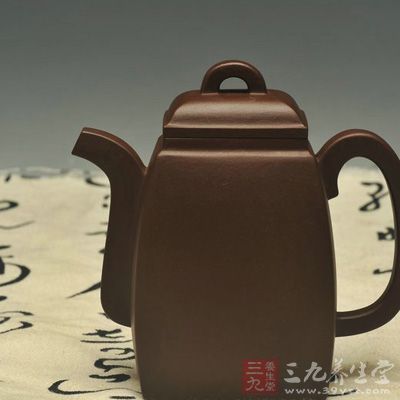 早在汉代，人们已要求“烹茶尽具”了，其后各代，饮茶习惯的不同，用具也不同