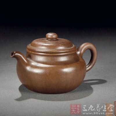 无论是圆方筋塑等器，每个种类、每个形制，制作茗壶的每一道工序，每一个过程，运用的每一种技法，都需要兢兢业业