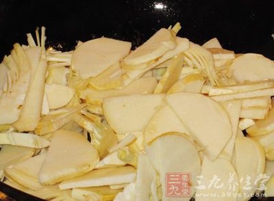 秆幼时被白色蜡粉,后为绿色或暗绿色,高达6~9米,直径5~8厘米 秆幼时被白色蜡粉,后为绿色或暗绿色,高达6~9米,直径5~8厘米