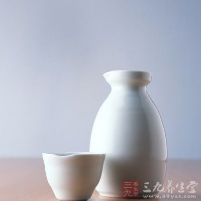 取普通白酒100克放入茶缸里加上食盐10克