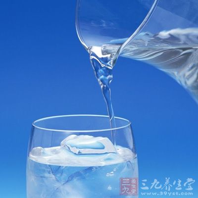 浓盐水漱口：用很浓的那种饱和状态盐水漱口有助于消炎