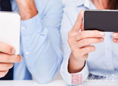 睡前好不要玩手机、电脑,或看电子阅读器 睡前好不要玩手机、电脑,或看电子阅读器