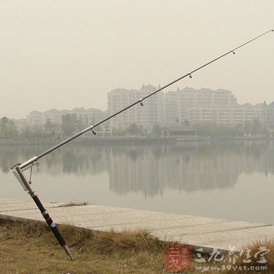 在检查完竿子的搭接量后，把竿子组装好后将竿子一节一节全部拉出展开