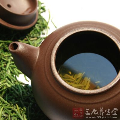 紫砂茶壶出水要顺畅，断水要果快