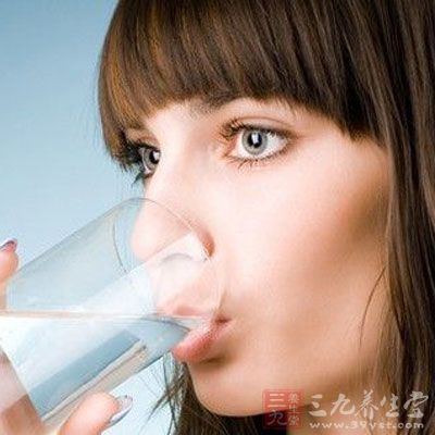 摄取大量的水分有助于稀化粘痰，使其容易咳出