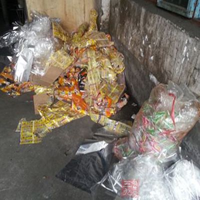 记者暗访最脏加工厂 还原辣条制作真相