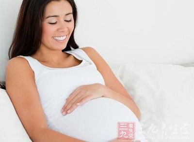 由于孕妈妈怀孕初期血中孕酮增多，导致出现妊娠反应性呕吐