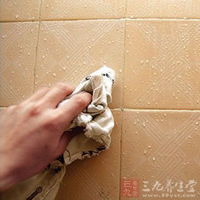 用热水加盐拖地板 用热水加盐拖地板