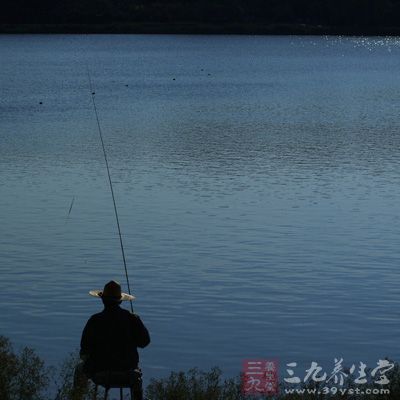 空钩调标时，标尾露出水面5~6目，在一钩挂饵，观察浮标下沉的情况