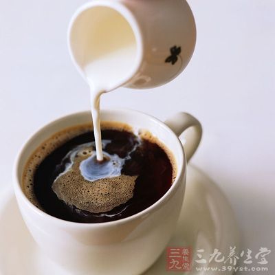 把牛奶和咖啡掺在一起长期饮用，则会对肝造成损害