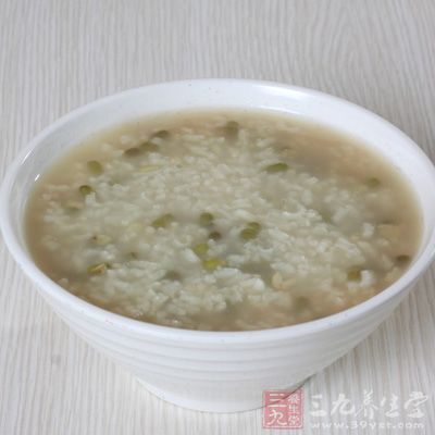 晚餐:绿豆粥(一小碗)，馒头(一个)，生拌茄泥，生黄瓜一根