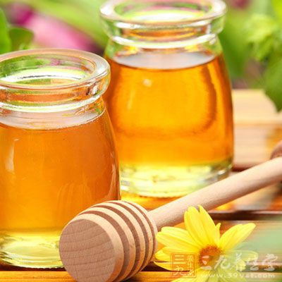 取蜂蜜50毫升,牛奶50毫升,黑芝麻25克 取蜂蜜50毫升,牛奶50毫升,黑芝麻25克