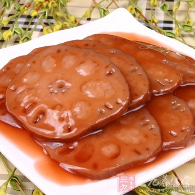 将藕皮刮去，藕切成片后放入盘中浇上蜜汁，撒上青梅即成