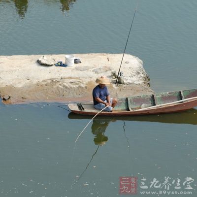 使用液体添加剂开饵，仍然要根据垂钓水体的状况来调整