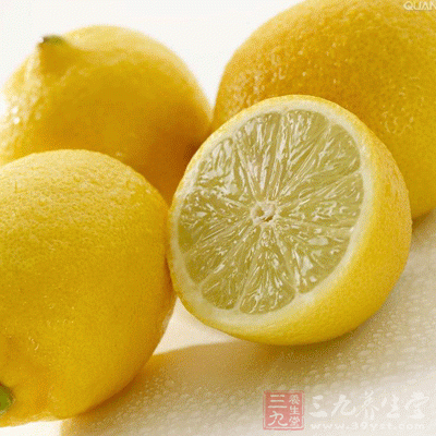 含丰富维生素C的柠檬能够促进新陈代谢，延缓衰老，美白淡斑，收细毛孔