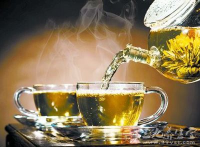 有的人认为酒后喝浓茶能解酒,其实这非但无效,还会伤肾 有的人认为酒后喝浓茶能解酒,其实这非但无效,还会伤肾