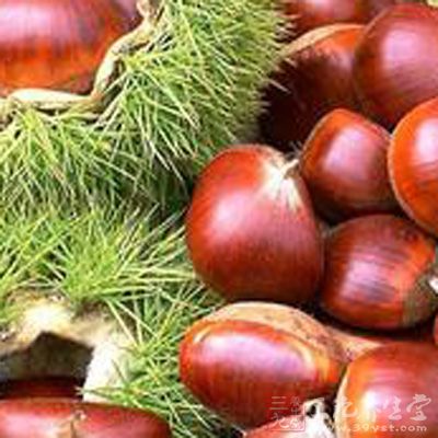 在秋冬季节服用板栗,具有很好的养胃以及活血的作用 在秋冬季节服用板栗,具有很好的养胃以及活血的作用