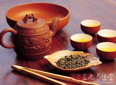 饮茶还会加速利尿作用,使酒精中有毒的醛尚未分解就从肾脏排出 饮茶还会加速利尿作用,使酒精中有毒的醛尚未分解就从肾脏排出