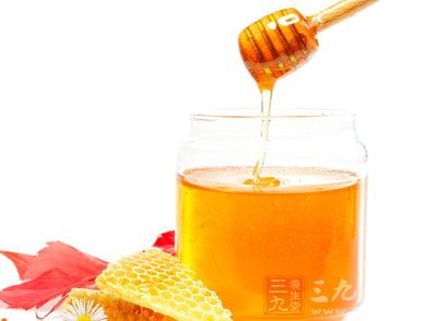 将蜂蜜、香油倒入碗内