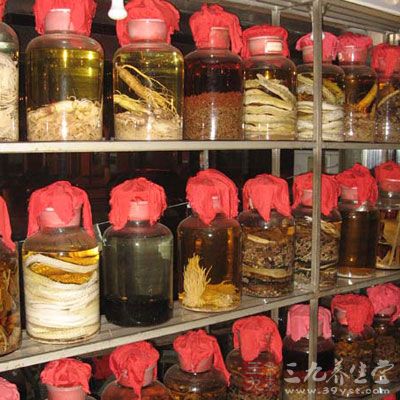 用时在患处蘸上药酒,拍打腰部 用时在患处蘸上药酒,拍打腰部