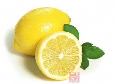 柠檬中的柠檬酸能促进热量代谢，而且它的维生素C含量是水果中的佼佼者，美白效果好，热量又低，爱美想瘦的女性可适量食用