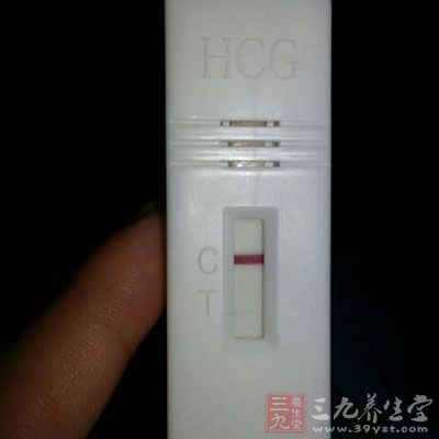 卡式：用吸管吸取待检尿样0.2mL(3-4滴)于加样区中