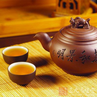 茶条肥大，色泽呈鳝鱼皮色