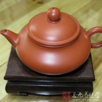 如果碰到“疑似名家”的作品，最好通過(guò)紫砂官方網(wǎng)站，輸入人名加以確認(rèn)