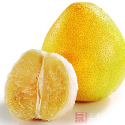 柚子中还含有丰富的天然果胶，它可以降低胆固醇的含量，并且还具有非常有效的有助钙、铁的吸收作用
